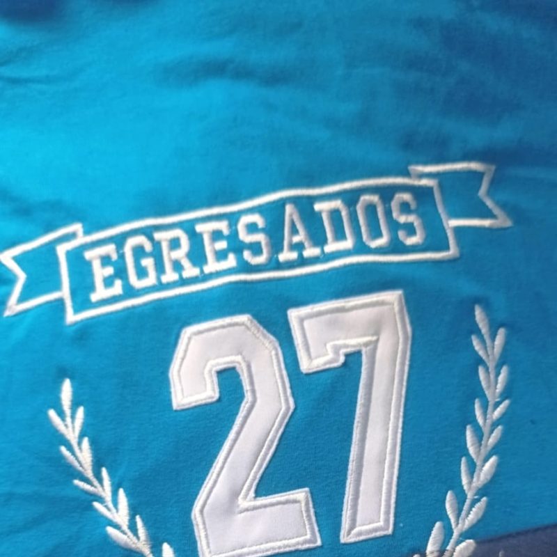 Remera bordada Egresados 27